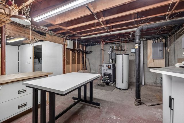 5 Crestwood Cir, Lawrence, MA 01843