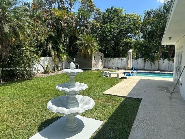 1102 NE 117th St, Biscayne Park, FL 33161