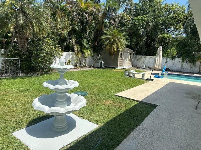 1102 NE 117th St, Biscayne Park, FL 33161