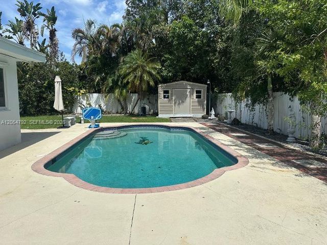 1102 NE 117th St, Biscayne Park, FL 33161
