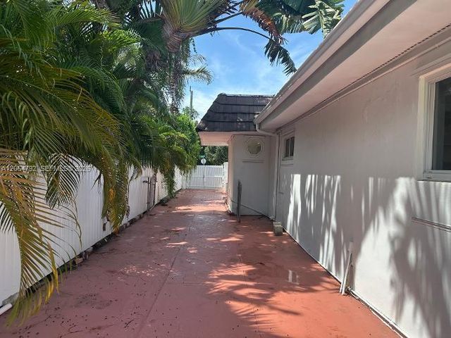 1102 NE 117th St, Biscayne Park, FL 33161