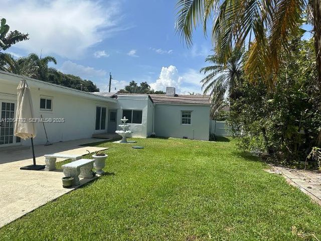 1102 NE 117th St, Biscayne Park, FL 33161