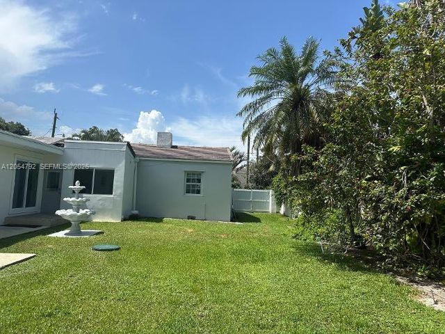 1102 NE 117th St, Biscayne Park, FL 33161