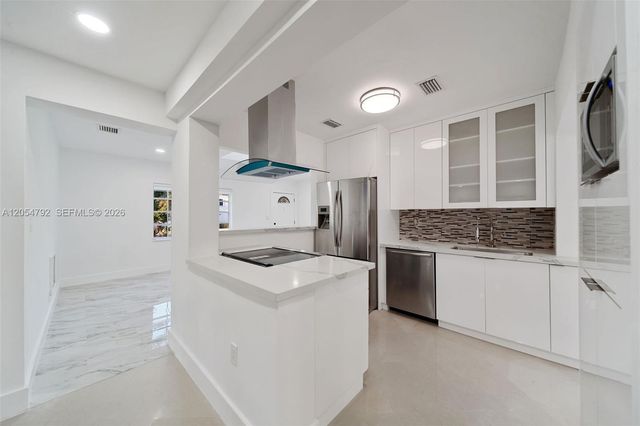 1102 NE 117th St, Biscayne Park, FL 33161