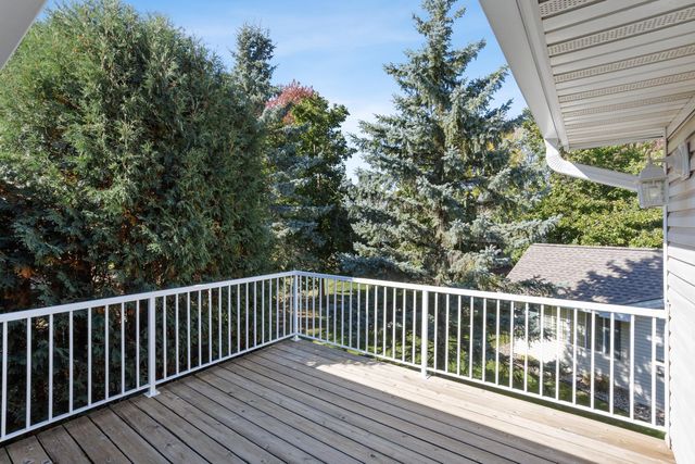 745 Sterling Court, Mahtomedi, MN 55115