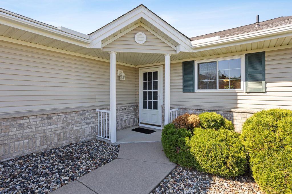 745 Sterling Court, Mahtomedi, MN 55115