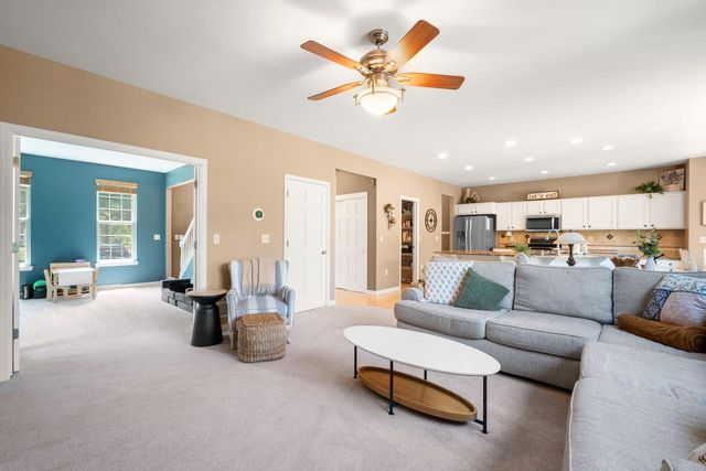 3288 W Yorkshire CIRCLE, Franklin, WI 53132