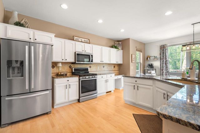 3288 W Yorkshire CIRCLE, Franklin, WI 53132