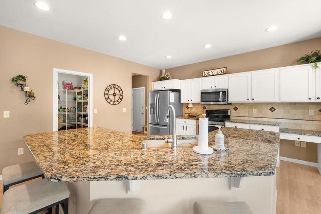 3288 W Yorkshire CIRCLE, Franklin, WI 53132