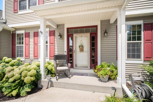 3288 W Yorkshire CIRCLE, Franklin, WI 53132