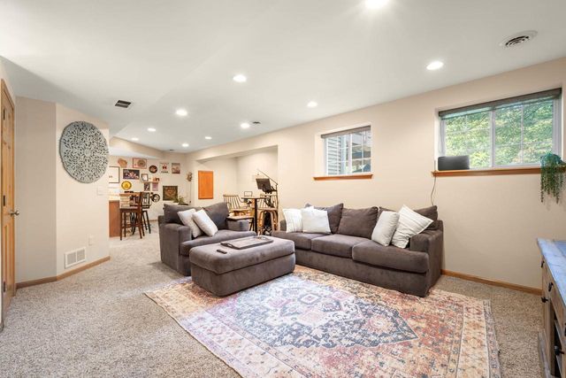 3288 W Yorkshire CIRCLE, Franklin, WI 53132