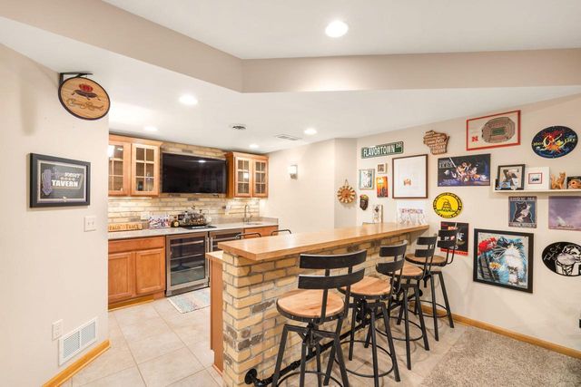 3288 W Yorkshire CIRCLE, Franklin, WI 53132
