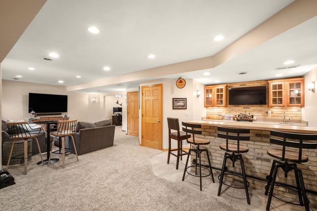 3288 W Yorkshire CIRCLE, Franklin, WI 53132
