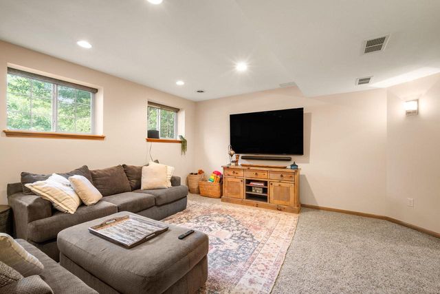 3288 W Yorkshire CIRCLE, Franklin, WI 53132