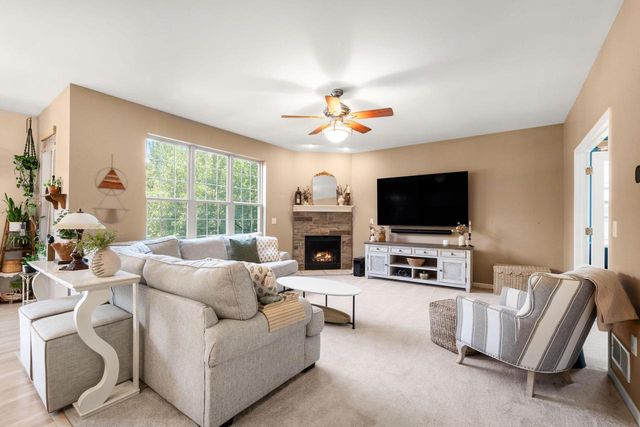 3288 W Yorkshire CIRCLE, Franklin, WI 53132