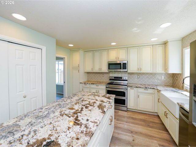 692 Burgundy Ave Ne, Keizer, OR 97303