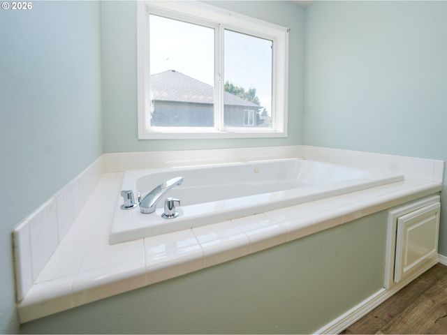 692 Burgundy Ave Ne, Keizer, OR 97303