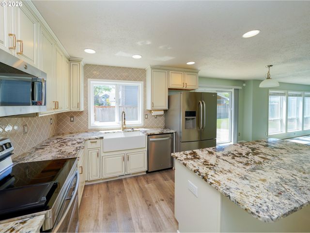 692 Burgundy Ave Ne, Keizer, OR 97303