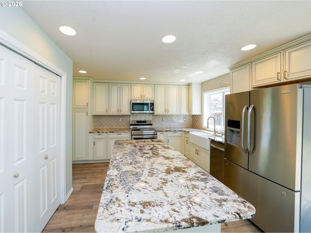 692 Burgundy Ave Ne, Keizer, OR 97303