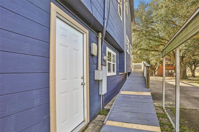 61 S Hilltop Street, Point Blank, TX 77364