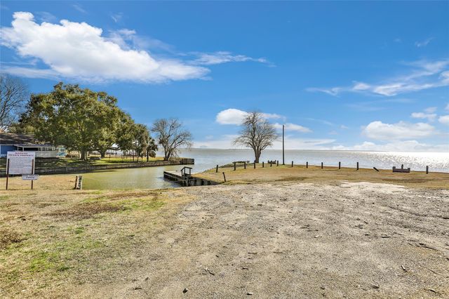 61 S Hilltop Street, Point Blank, TX 77364