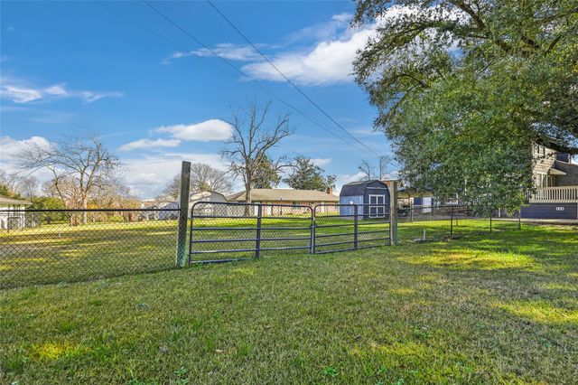 61 S Hilltop Street, Point Blank, TX 77364