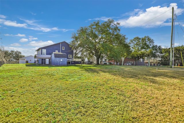 61 S Hilltop Street, Point Blank, TX 77364