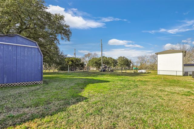 61 S Hilltop Street, Point Blank, TX 77364