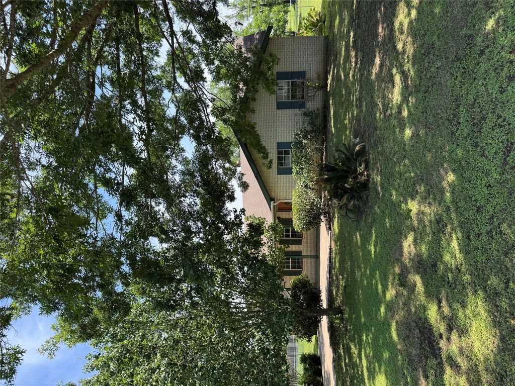 405 Lynch ST, Smithville, TX 78957