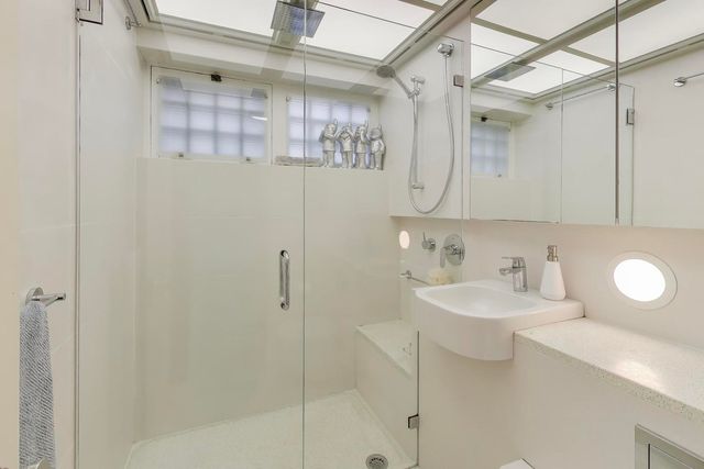 5551 S University Avenue 3, Chicago, IL 60637