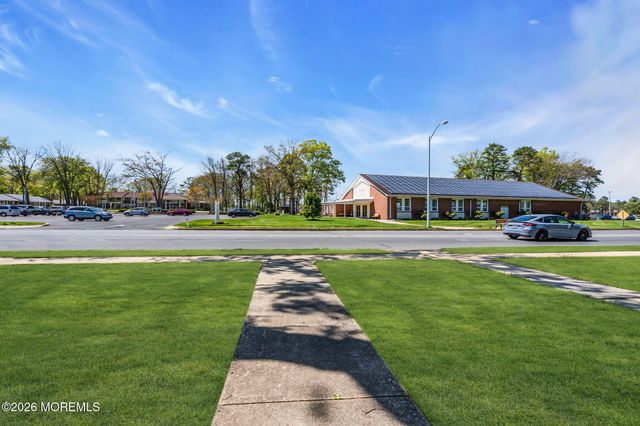 717B Buckingham Drive, Lakewood, NJ 08701