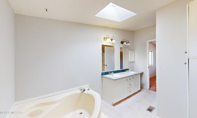 9054 W Snyder Hill Road, Tucson, AZ 85735