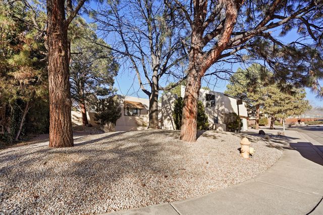 3303 La Sala Del Este NE, Albuquerque, NM 87111