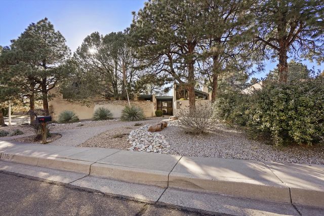 3303 La Sala Del Este NE, Albuquerque, NM 87111