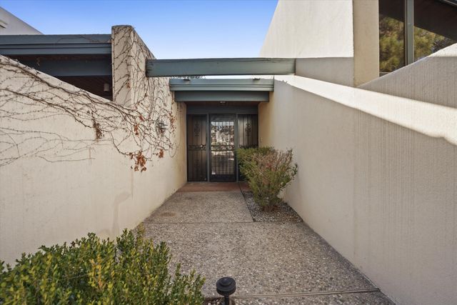 3303 La Sala Del Este NE, Albuquerque, NM 87111