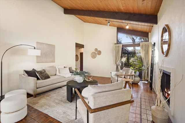 3303 La Sala Del Este NE, Albuquerque, NM 87111