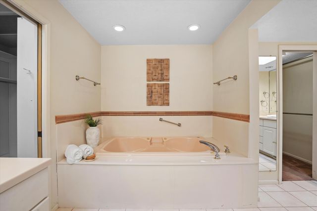 3303 La Sala Del Este NE, Albuquerque, NM 87111