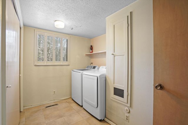 3303 La Sala Del Este NE, Albuquerque, NM 87111