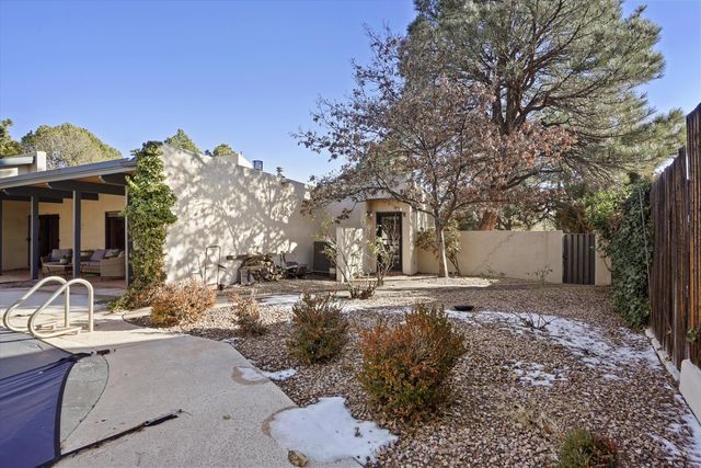 3303 La Sala Del Este NE, Albuquerque, NM 87111