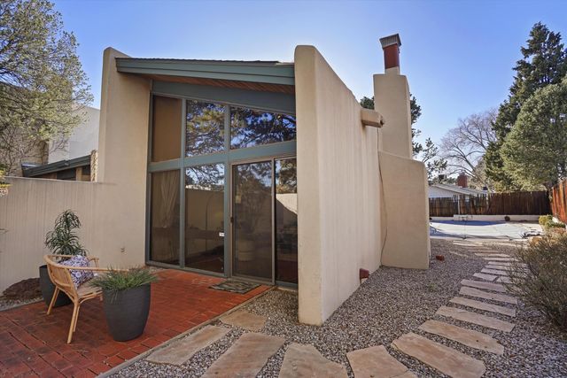 3303 La Sala Del Este NE, Albuquerque, NM 87111