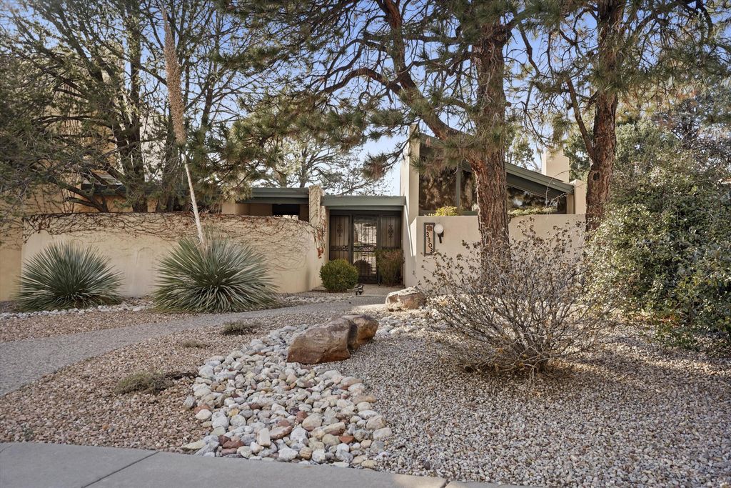 3303 La Sala Del Este NE, Albuquerque, NM 87111