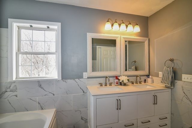 12 Scotland Heights Rd, Haverhill, MA 01832