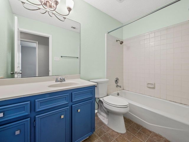 1002 Cresswell DR, Pflugerville, TX 78660