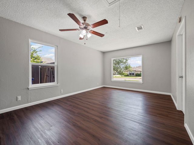 1002 Cresswell DR, Pflugerville, TX 78660
