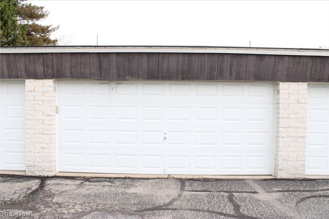 8557 N Akins Road 103, North Royalton, OH 44133
