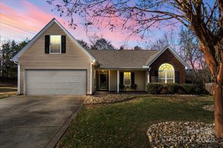 2203 Oakhurst Court, Kannapolis, NC 28081