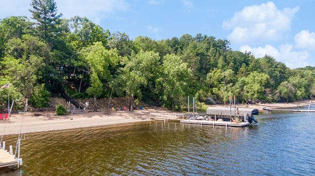 280 Cove Road, Hudson, WI 54016