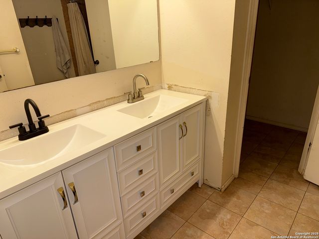 9323 Valley Hedge, San Antonio, TX 78250