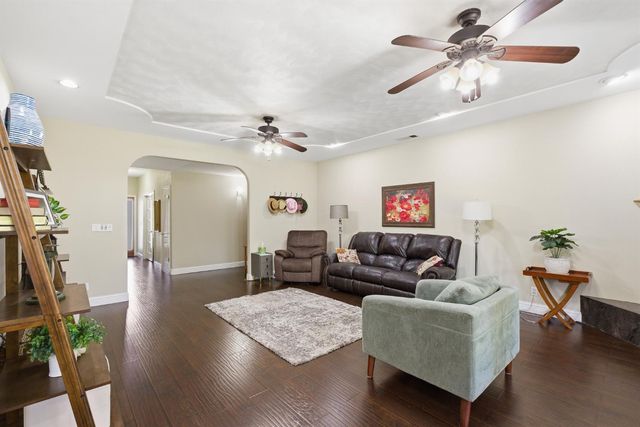 760 Hollow Way, Dinuba, CA 93618