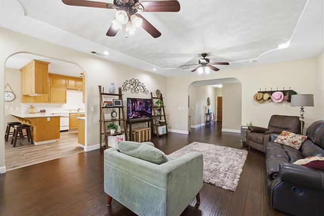 760 Hollow Way, Dinuba, CA 93618